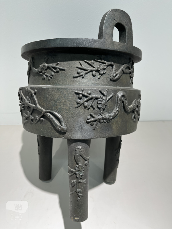 明 高浮雕梅枝纹冲天耳鼎式炉 - 图9